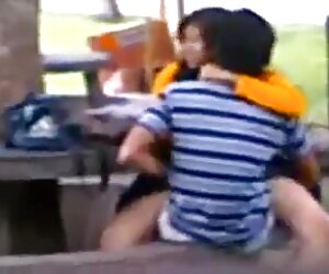 Yüksek katlı ücretsiz porno türkçe binanın çatı katında lezzetli genç kadın