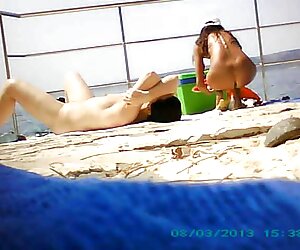 Genç bedava porno sikis izle adam satisfies üç anne sikikleri üzerinde the kanepe